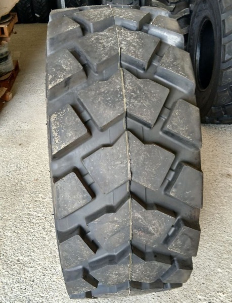 Пневматическая шина Roadhiker 19.5L-24 (500/70-24) 14PR TL L-5 HUL5 149 A8